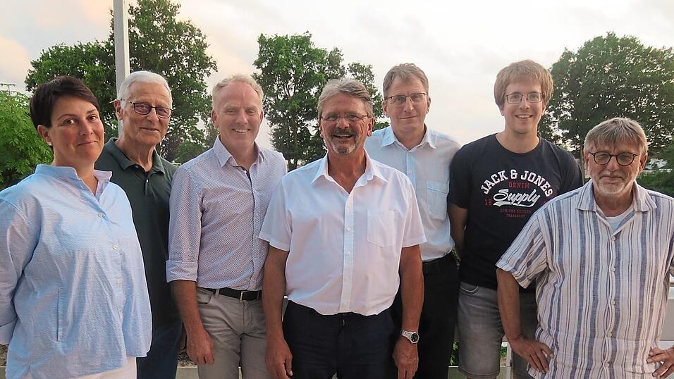 Das neue Präsidium besteht aus (von links): Verena Deliano, Wolfgang Schwarz, Andreas Zeeh, Christian Düsel, Alexander Düsel und Roland Regahl. In der Mitte: Ehrenpräsident Helmut Haider.