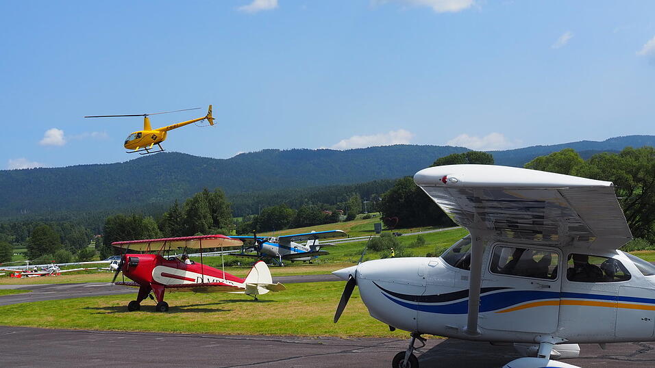 Zahlreiche Besucher drehten mit den Flugzeugen vor Ort eine Runde über dem Bayerischen Wald. Viel gab es auf den Rundflügen zu sehen. Zahlreiche Besucher drehten mit den Flugzeugen vor Ort eine Runde über dem Bayerischen Wald. Viel gab es auf den Rundflügen zu sehen.