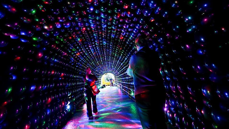 Besucher w&auml;hrend eines Pressetermins in der Ausstellung &bdquo;Luftballonwelten&ldquo;.