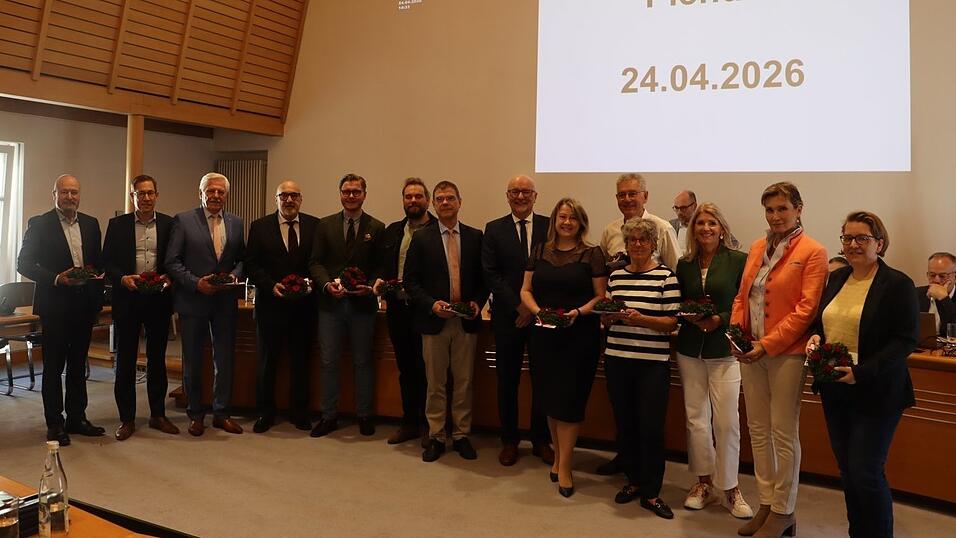 Ihre letzte aktive Stadtratssitzung hatten (von links): Robert Neuhauser (Bayernpartei), Christian Steer, Bernd O. Friedrich, Erwin Schneck, Maximilian G&ouml;tzer (alle CSU), Pascal Pohl (Gr&uuml;ne), Stefan M&uuml;ller-Kroehling (parteilos), OB Alexander Putz (CSU), Kirstin Sauter (FDP), Thomas Key&szlig;ner, Regine Key&szlig;ner (beide Gr&uuml;ne), Gabriele Sultanow (CSU), Dagmar Kaindl (CSU) und Johanna Schramm (Junge W&auml;hler). Klaus Pauli (Freie W&auml;hler) und Sigrid Hagl (Gr&uuml;ne) waren bei der Sitzung entschuldigt und sind deshalb nicht im Bild. Ebenfalls nicht im Bild ist Frank Palme (Gr&uuml;ne), der versp&auml;tet zur Sitzung erschienen ist.&nbsp;
