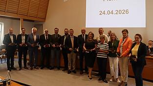 Ihre letzte aktive Stadtratssitzung hatten (von links): Robert Neuhauser (Bayernpartei), Christian Steer, Bernd O. Friedrich, Erwin Schneck, Maximilian G&ouml;tzer (alle CSU), Pascal Pohl (Gr&uuml;ne), Stefan M&uuml;ller-Kroehling (parteilos), OB Alexander Putz (CSU), Kirstin Sauter (FDP), Thomas Key&szlig;ner, Regine Key&szlig;ner (beide Gr&uuml;ne), Gabriele Sultanow (CSU), Dagmar Kaindl (CSU) und Johanna Schramm (Junge W&auml;hler). Klaus Pauli (Freie W&auml;hler) und Sigrid Hagl (Gr&uuml;ne) waren bei der Sitzung entschuldigt und sind deshalb nicht im Bild. Ebenfalls nicht im Bild ist Frank Palme (Gr&uuml;ne), der versp&auml;tet zur Sitzung erschienen ist.&nbsp;