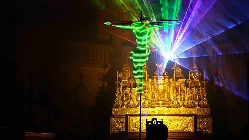 Das Künstlerduo „Silentmod“ verwandelt den Regensburger Dom vom 1. bis 4. Oktober in einen multisensualen Erlebnisraum. Das Künstlerduo „Silentmod“ verwandelt den Regensburger Dom vom 1. bis 4. Oktober in einen multisensualen Erlebnisraum.