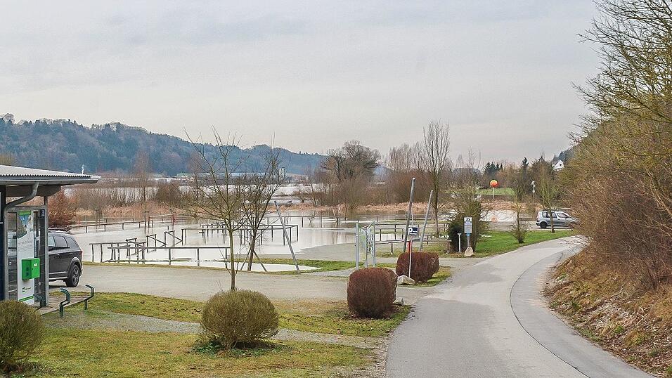 Auch in Vilshofen stieg die Donau &uuml;ber die Ufer.