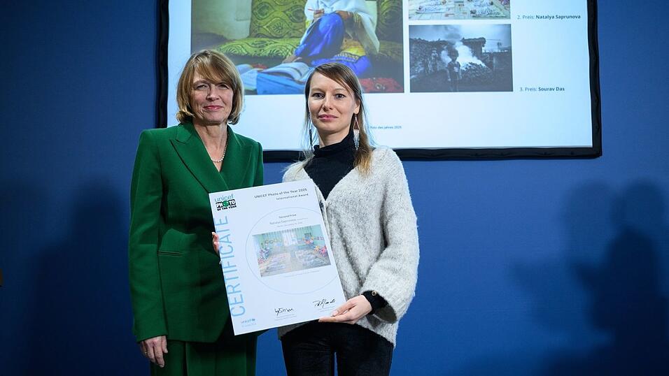 Elke B&uuml;denbender, die auch Schirmherrin von Uncef ist, &uuml;bergibt der Zweitplatzierten Natalya Saprunova ihre Urkunde.