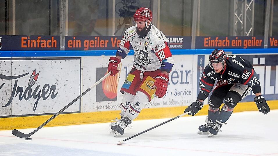 Bis zur 43. Minute hielt die DSC-Defensive um Marcel Pf&auml;nder (in wei&szlig;) den Angriffen der Indians stand und es stand 0:0, doch mit einem Doppelschlag legte Memmingen den Grundstein f&uuml;r den Sieg.