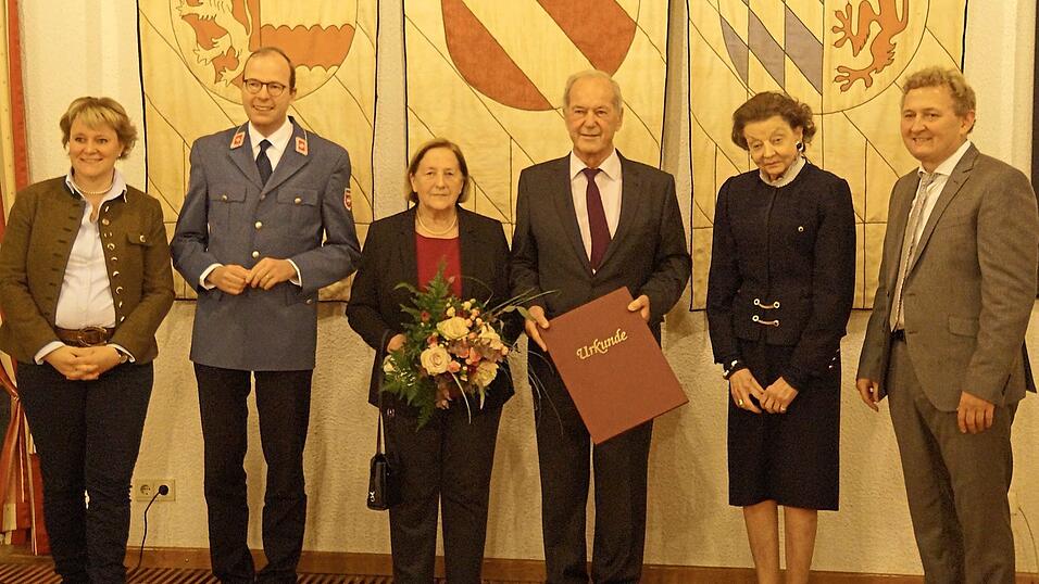 Auch die gräfliche Familie hat es sich nicht nehmen lassen, an der Feierstunde teilzunehmen, um Altbürgermeister Max Wagner (3.v.r.) und dessen Gattin Irma (3.v.l.) zu gratulieren: Gräfin Julia von Arco auf Valley (v.l.), Graf Max-Georg von Arco auf Valley, Gräfin Monica von Arco auf Valley und Bürgermeister Josef Beham. Auch die gräfliche Familie hat es sich nicht nehmen lassen, an der Feierstunde teilzunehmen, um Altbürgermeister Max Wagner (3.v.r.) und dessen Gattin Irma (3.v.l.) zu gratulieren: Gräfin Julia von Arco auf Valley (v.l.), Graf Max-Georg von Arco auf Valley, Gräfin Monica von Arco auf Valley und Bürgermeister Josef Beham.