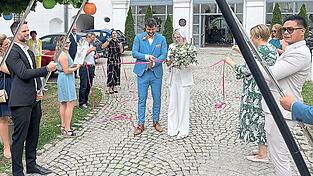 Eva Liedtke und Maximilian Köckritz schreiten durch das Spalier der Freunde und Kollegen. Eva Liedtke und Maximilian Köckritz schreiten durch das Spalier der Freunde und Kollegen.