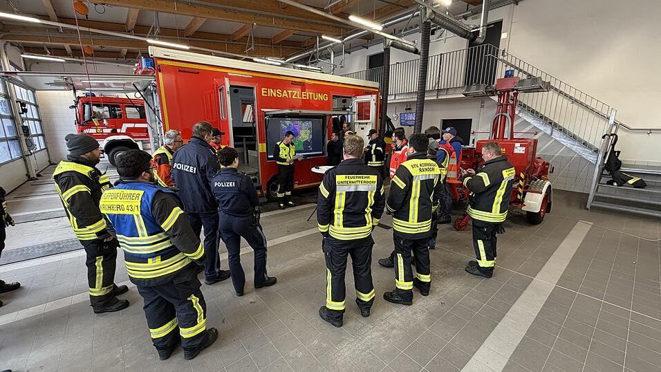 Einsatzbesprechung f&uuml;r die Suche nach dem&nbsp;vermissten Senior&nbsp;