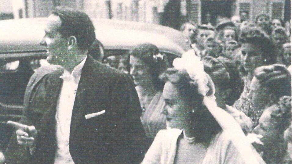 Wyman Wickersham f&uuml;hrt seine Maria, eine geborene Auer aus Mainburg, vor den Traualtar. Das Paar geht nach Amerika.