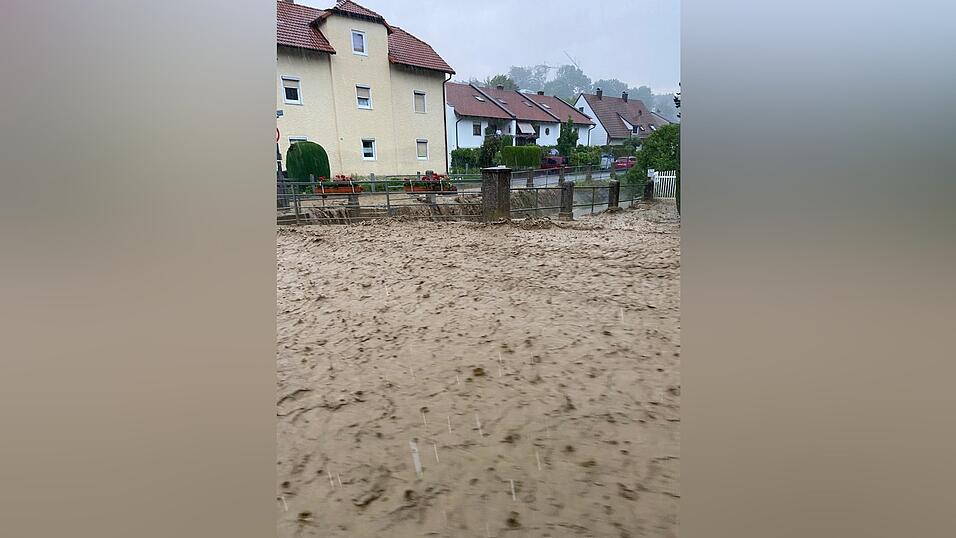 Ein heftiges Unwetter fegte am 9. Juni &uuml;ber Landshut hinweg und bescherte der Feuerwehr zahlreiche Eins&auml;tze.