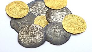 Erfolg f&uuml;r zwei Metallsucher: Sie stie&szlig;en in Schottland auf Gold- und Silberm&uuml;nzen. (Handout)