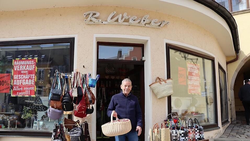 Die roten Schilder verraten es: Ralf Weber schließt sein Geschäft am Chamer Marktplatz, der Ausverkauf läuft bereits. Mit ihm verliert die Kreisstadt eine wahre Institution.