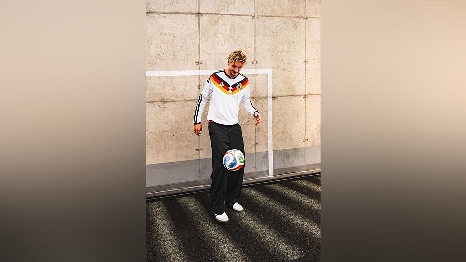 Großer Fan des neuen DFB-Trikots: Stürmer Nick Woltemade. Großer Fan des neuen DFB-Trikots: Stürmer Nick Woltemade.