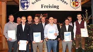 Alle langjährigen geehrten Schiedsrichter mit Iris Spitaler (FC Moosburg, 3. v. l.) die in die Landesliga aufstieg.