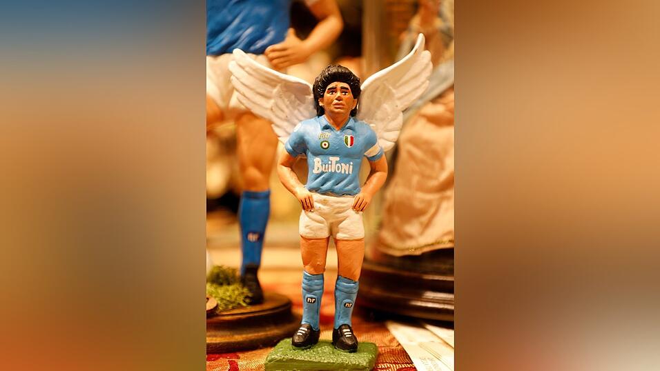 Fu&szlig;ball-Legende Maradona gab es in Neapel auch als Krippenfigur mit Engelsfl&uuml;geln. (Archivbild)