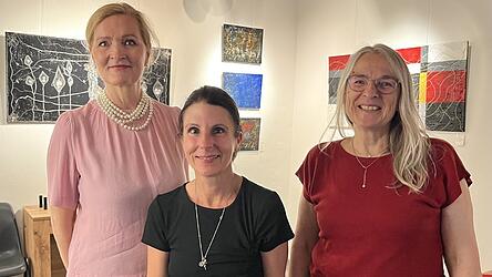 Laudatorin Barbara Wilmers-Hillenbrand (von links), K&uuml;nstlerin Susanne Hauer und Akuso-Leiterin Sabine Watzlawik.