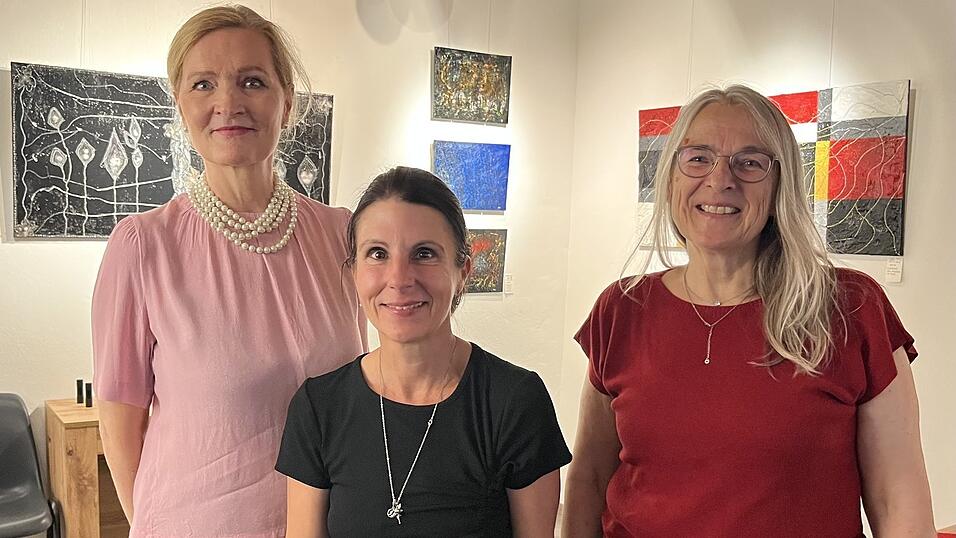 Laudatorin Barbara Wilmers-Hillenbrand (von links), Künstlerin Susanne Hauer und Akuso-Leiterin Sabine Watzlawik. Laudatorin Barbara Wilmers-Hillenbrand (von links), Künstlerin Susanne Hauer und Akuso-Leiterin Sabine Watzlawik.