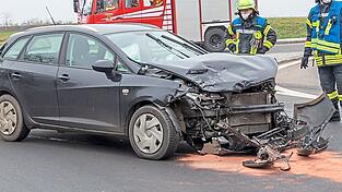 An beiden Fahrzeugen entstand Totalschaden. An beiden Fahrzeugen entstand Totalschaden.