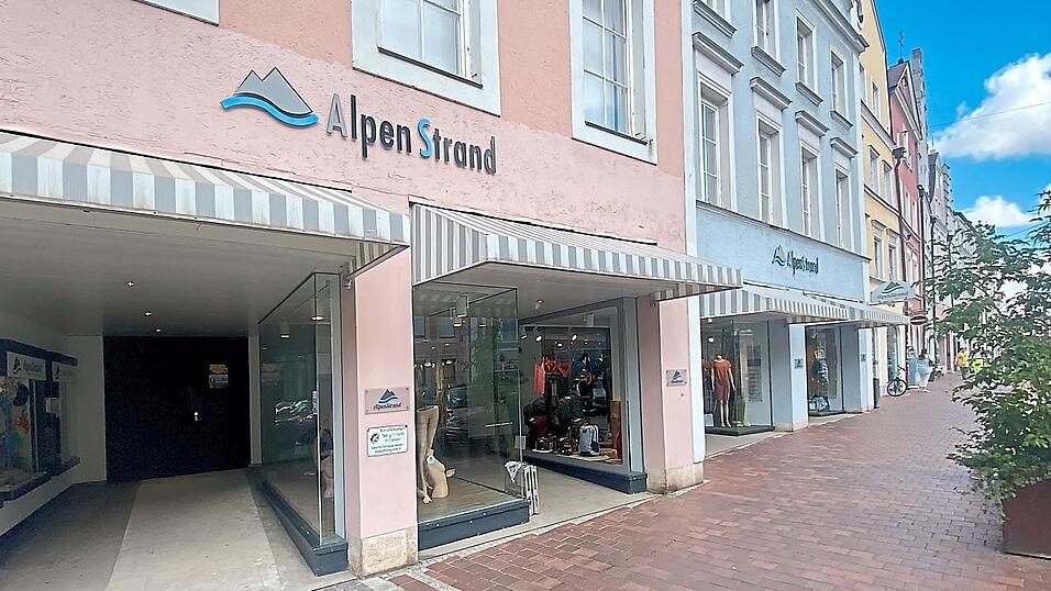 1983 wurde 'Alpenstrand' gegründet, 2010 erfolgte der Umzug in die Neustadt, wo die Ware auf drei Etagen präsentiert wird.