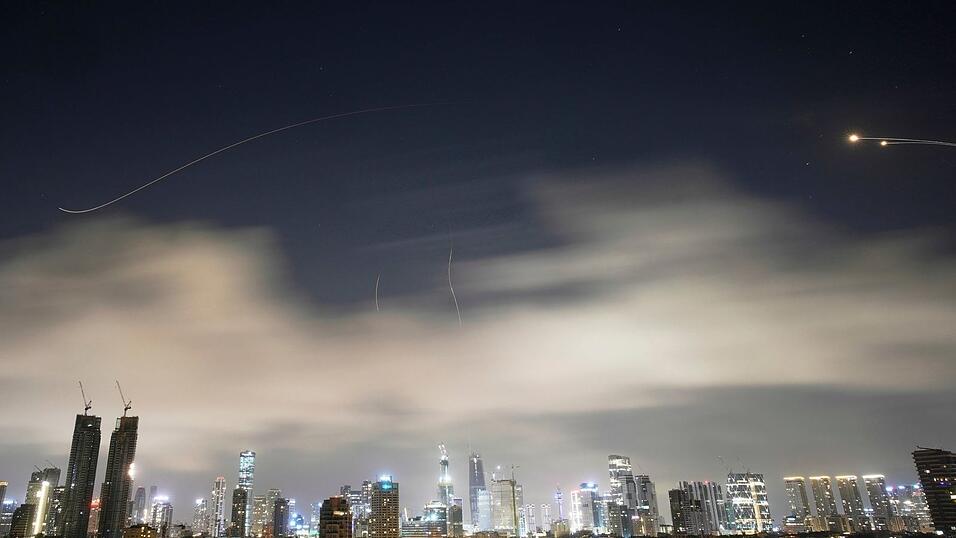 Raketenabwehr feuert, um Raketen aus dem Iran &uuml;ber Tel Aviv abzufangen.