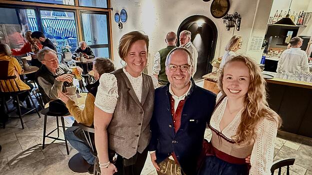 Die neuen Betreiber Mario und Daniela Pianka (rechts) in ihrem Gasthaus &bdquo;Zum Freisch&uuml;tz&ldquo; mit der Restaurantleiterin Sabine Kull. Die Schwemme haben sie umgestaltet, damit sie &bdquo;auch als solche genutzt werden kann&ldquo;.