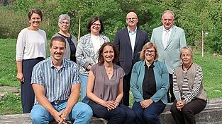 Landrat Christian Nerb, Schulamtsdirektor Michael Kugler und Schulrätin Brigitte Schönhofer-Bohrer (hintere Reihe, von rechts) begrüßten mit Christine Dauerer (hinten, links) und Petra Hobmaier (hinten, 2.v.l.) zwei neue Mitarbeiterinnen im Schulamt sowie neue Funktionsträger an den Schulen: (vorne, v.li.) die beiden neuen Fachberater Umwelt, Kilian Hacker (Mittelschule Neustadt) und Anneke Sinzinger (Grundschule Abensberg) sowie die beiden neuen Konrektorinnen Katrin Geiger (Mittelschule Abensberg) und Kathrin Kiermeier (Grund- und Mittelschule Langquaid). Landrat Christian Nerb, Schulamtsdirektor Michael Kugler und Schulrätin Brigitte Schönhofer-Bohrer (hintere Reihe, von rechts) begrüßten mit Christine Dauerer (hinten, links) und Petra Hobmaier (hinten, 2.v.l.) zwei neue Mitarbeiterinnen im Schulamt sowie neue Funktionsträger an den Schulen: (vorne, v.li.) die beiden neuen Fachberater Umwelt, Kilian Hacker (Mittelschule Neustadt) und Anneke Sinzinger (Grundschule Abensberg) sowie die beiden neuen Konrektorinnen Katrin Geiger (Mittelschule Abensberg) und Kathrin Kiermeier (Grund- und Mittelschule Langquaid).