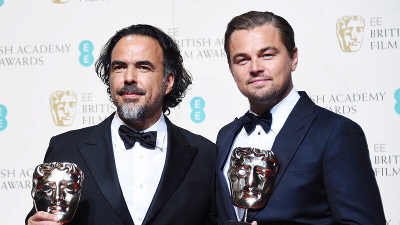 Alejandro Gonzalez Inarritu (l) und Leonardo DiCaprio (r) posieren im Presseraum der Londoner Royal Opera, nachdem sie bei den 69. jährlichen British Academy Film Awards die Auszeichnungen für Beste Regie und Bester Schauspieler in 'The Revenant' gewonnen haben.