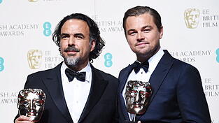 Alejandro Gonzalez Inarritu (l) und Leonardo DiCaprio (r) posieren im Presseraum der Londoner Royal Opera, nachdem sie bei den 69. jährlichen British Academy Film Awards die Auszeichnungen für Beste Regie und Bester Schauspieler in 'The Revenant' gewonnen haben.