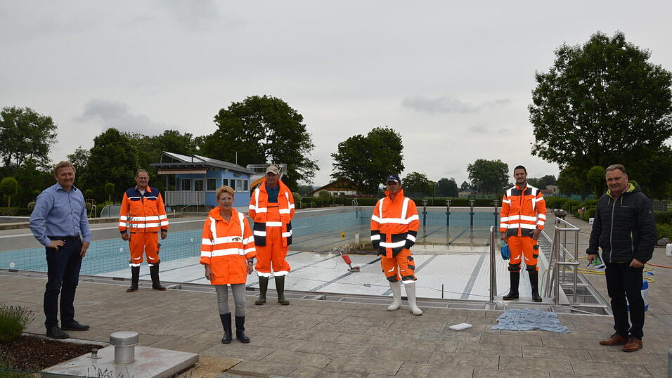 B&uuml;rgermeister Josef Beham (l.) und K&auml;mmerer Franz Enzensberger (r.) mit dem Freibad-Team bei einer Zusammenkunft, bei der die Einzelheiten der Hygienema&szlig;nahmen besprochen wurden.