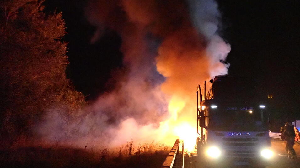 Auf der A3 zwischen den Anschlussstellen Regensburg-Ost und Neutraubling brannte am Montagmorgen ein Autotransporter. Auf der A3 zwischen den Anschlussstellen Regensburg-Ost und Neutraubling brannte am Montagmorgen ein Autotransporter.