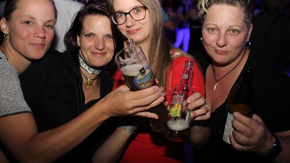 Mit Musik, Getränken und guter Gesellschaft war es ein Mal mehr ein unvergesslicher Eskara-Abend. Mit Musik, Getränken und guter Gesellschaft war es ein Mal mehr ein unvergesslicher Eskara-Abend.