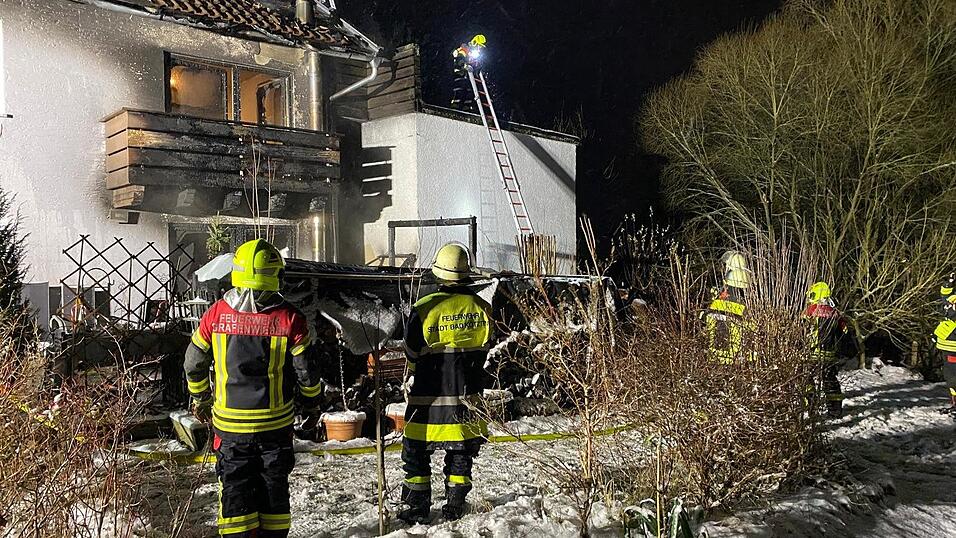 Durch das schnelle Eingreifen der Feuerwehren konnte das Übergreifen der Flammen auf das Wohnhaus verhindert werden. Durch das schnelle Eingreifen der Feuerwehren konnte das Übergreifen der Flammen auf das Wohnhaus verhindert werden.