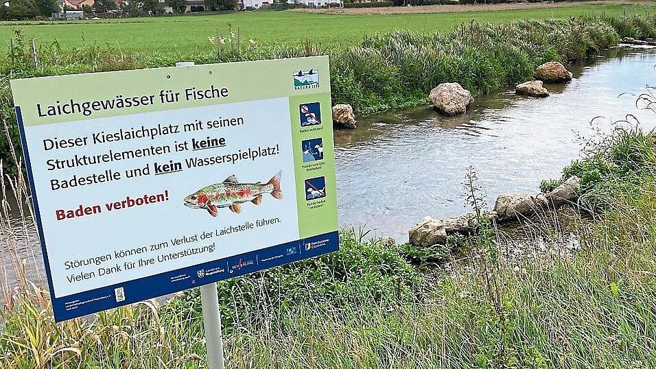 Dieses Schild weist auf einen Laichplatz hin.