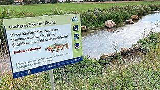 Dieses Schild weist auf einen Laichplatz hin.
