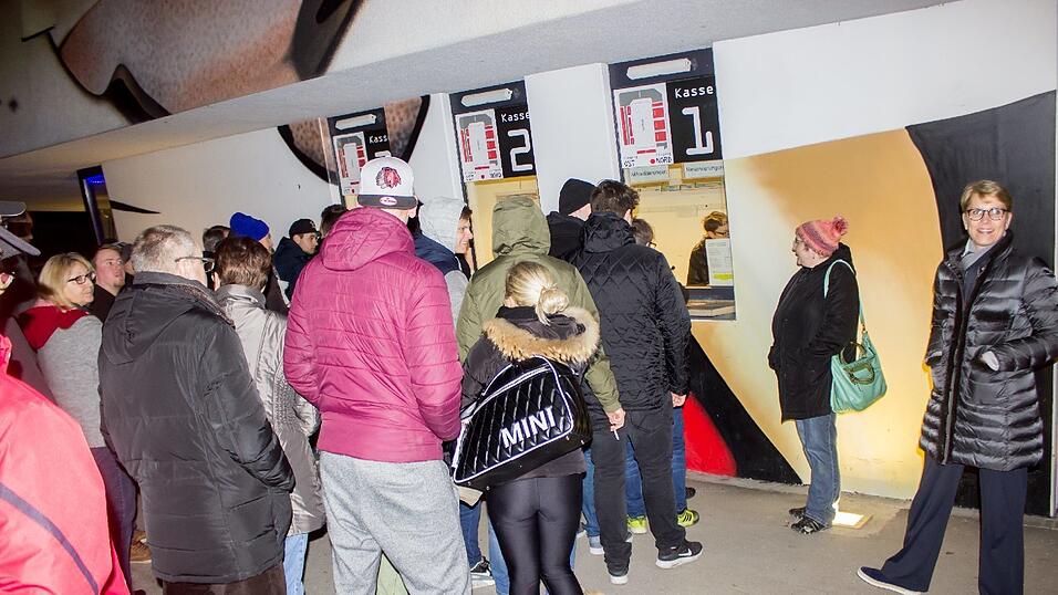 Geschäftsführerin Gaby Sennebogen (rechts) beobachtete, wie der Vorverkauf für die Playoff-Tickets anlief. Geschäftsführerin Gaby Sennebogen (rechts) beobachtete, wie der Vorverkauf für die Playoff-Tickets anlief.