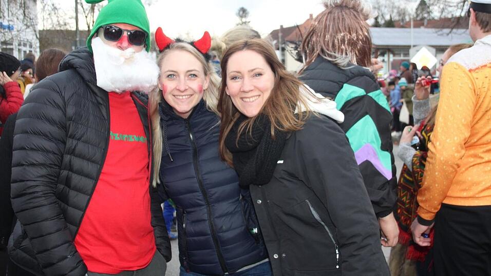 Viele Faschings-Fans haben sich am Samstag den Umzug in Langenbach angesehen. Viele Faschings-Fans haben sich am Samstag den Umzug in Langenbach angesehen.