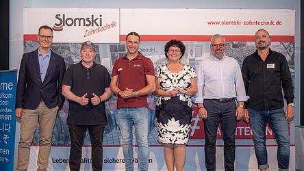 Fachreferent Sven Rinke (v. l.), Promi-Star Joey Kelly, Veranstalter Marcus Bilek (Slomski Zahntechnik), Osterhofens Bürgermeisterin Liane Sedlmeier, Moderator Axel Thüne und Relux-Geschäftsführer Krum Frenkev.