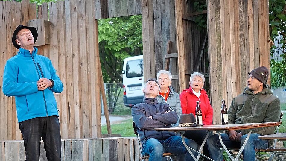 Der Brandner Kaspar, alias Johann Beiderbeck (links), schaut zum Himmel und stellt sich vor, wie es dort oben sein wird.