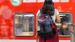 Mit dem Deutschlandticket können Personen deutschlandweit den Nahverkehr nutzen.