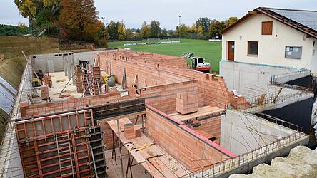 Aktueller Blick auf die Baustelle vom Haus der Vereine vom SC Buch, das Kellergeschoss ist fast fertig.