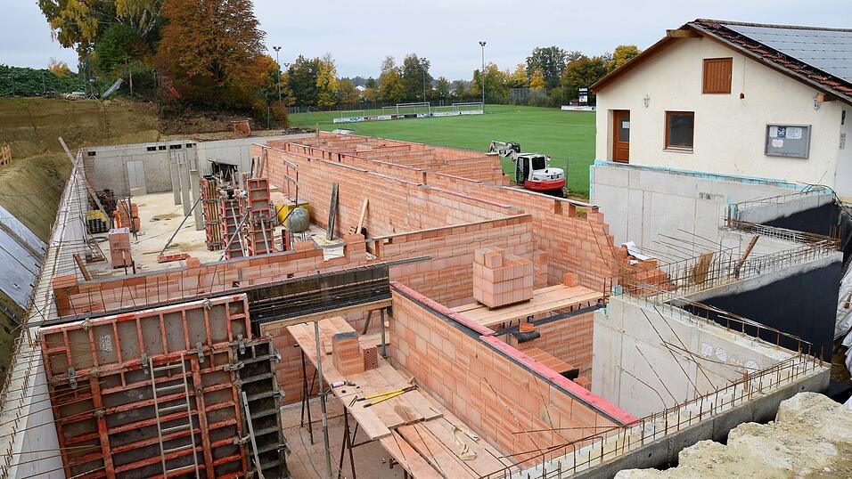 Aktueller Blick auf die Baustelle vom Haus der Vereine vom SC Buch, das Kellergeschoss ist fast fertig. Aktueller Blick auf die Baustelle vom Haus der Vereine vom SC Buch, das Kellergeschoss ist fast fertig.