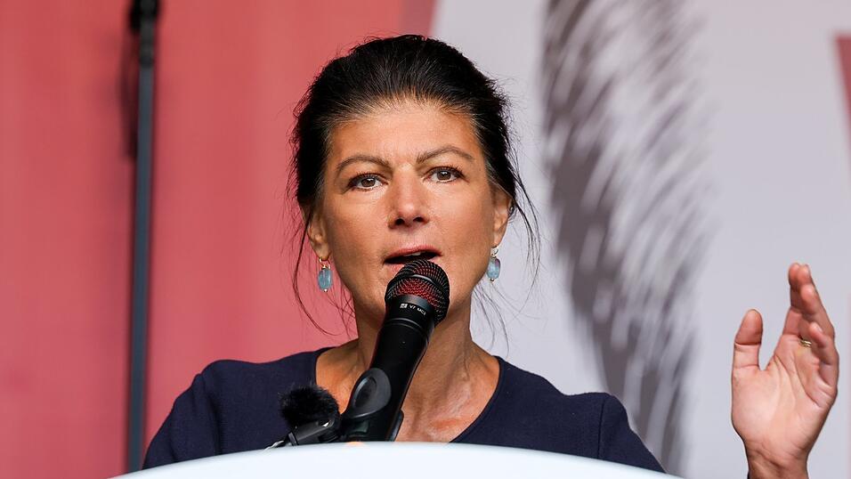 BSW-Gründerin Sahra Wagenknecht kritisiert die Empfehlung der Rentenkommission scharf und kündigt einen Rentenwahlkampf bei den Landtagswahlen in Sachsen-Anhalt, Berlin und Mecklenburg-Vorpommern an. BSW-Gründerin Sahra Wagenknecht kritisiert die Empfehlung der Rentenkommission scharf und kündigt einen Rentenwahlkampf bei den Landtagswahlen in Sachsen-Anhalt, Berlin und Mecklenburg-Vorpommern an.