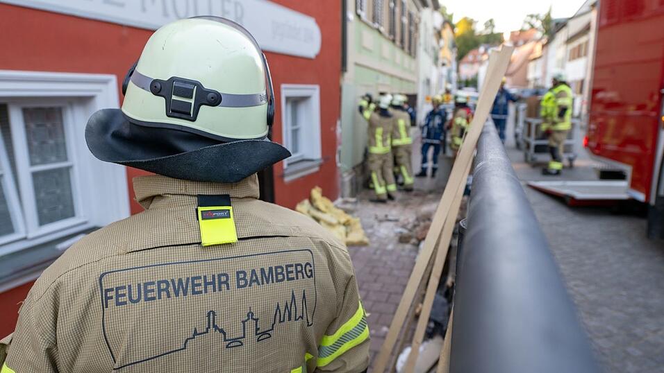 Den Einsatzkr&auml;ften gelang es, das Fahrzeug aus dem Geb&auml;ude herauszuziehen.