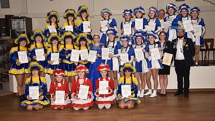 Die geehrten Gardemädchen und langjährigen Narrentisch-Mitglieder mit dem Vizepräsidenten des Narrentischs, Lukas Blasini (r.). Die geehrten Gardemädchen und langjährigen Narrentisch-Mitglieder mit dem Vizepräsidenten des Narrentischs, Lukas Blasini (r.).