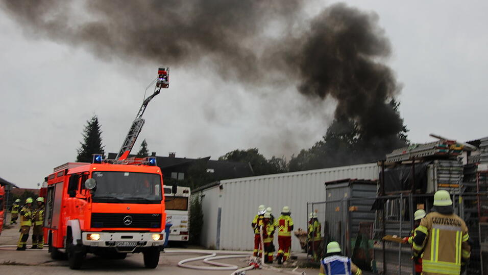 Starker Rauch &uuml;ber Brennet: Die Feuerwehr ist derzeit in dem Willmeringer Ortsteil im Einsatz.