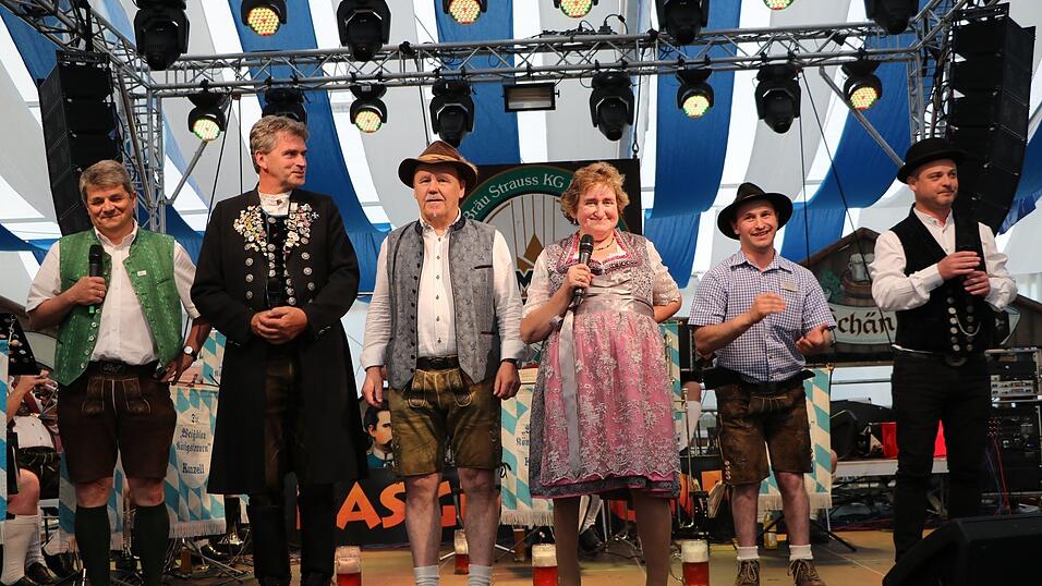 Die Gstanzlsänger 'derbleckten' sich zunächst gegenseitig auf der Musikbühne im Festzelt. Dann trat jeder Humorist einzeln auf. Die Gstanzlsänger 'derbleckten' sich zunächst gegenseitig auf der Musikbühne im Festzelt. Dann trat jeder Humorist einzeln auf.