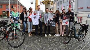 Stimmen sich auf den Auftakt der BR-Radltour in Landau ein: Kulturamtsleiterin Christine Krönner (v.l.), Ordnungsamtsleiterin Tanja Ringlstetter, Miriam Leeb vom Kulturamt, Bürgermeister Matthias Kohlmayer, Geschäftsleiter Alexander Oswald sowie Janina Weber, Raphaela Plank und Dr. Markus Riese vom Bayerischen Rundfunk. Stimmen sich auf den Auftakt der BR-Radltour in Landau ein: Kulturamtsleiterin Christine Krönner (v.l.), Ordnungsamtsleiterin Tanja Ringlstetter, Miriam Leeb vom Kulturamt, Bürgermeister Matthias Kohlmayer, Geschäftsleiter Alexander Oswald sowie Janina Weber, Raphaela Plank und Dr. Markus Riese vom Bayerischen Rundfunk.