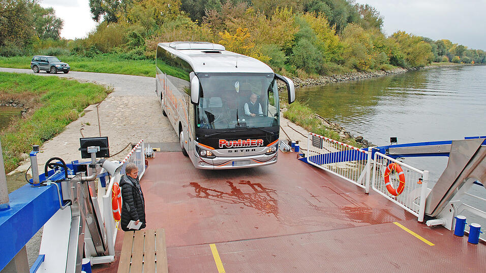 Der Bauausschuss geht auf Fährfahrt: Zur jährlichen Landkreisbereisung per Bus gehört diesmal auch das Übersetzen mit der „Posching“. Der Bauausschuss geht auf Fährfahrt: Zur jährlichen Landkreisbereisung per Bus gehört diesmal auch das Übersetzen mit der „Posching“.