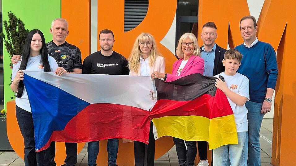 Die Vertreter der Johann-Brunner-Mittelschule Cham und der ZŠ Chotěšov aus Tschechien haben eine Schulpartnerschaft besiegelt. Die Vertreter der Johann-Brunner-Mittelschule Cham und der ZŠ Chotěšov aus Tschechien haben eine Schulpartnerschaft besiegelt.