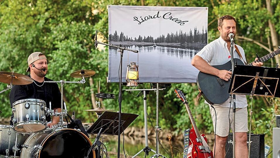Die Musiker von &bdquo;Liard Creek&ldquo; bei ihrem Auftritt am Balkspitz.